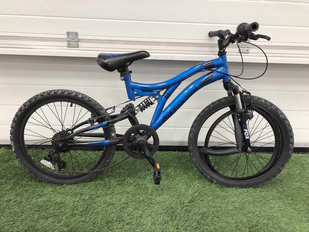 MUDDYFOX RADAR KIDS DUAL SUSPENSION MOUNTAIN BIKE, 10"FRAME, 20" WHEELS, 6 SPEED SHIMANO REVO SHIFT GEARS.:: LOCATION - FRONT FLOOR(COLLECTION OR OPTIONAL DELIVERY AVAILABLE)