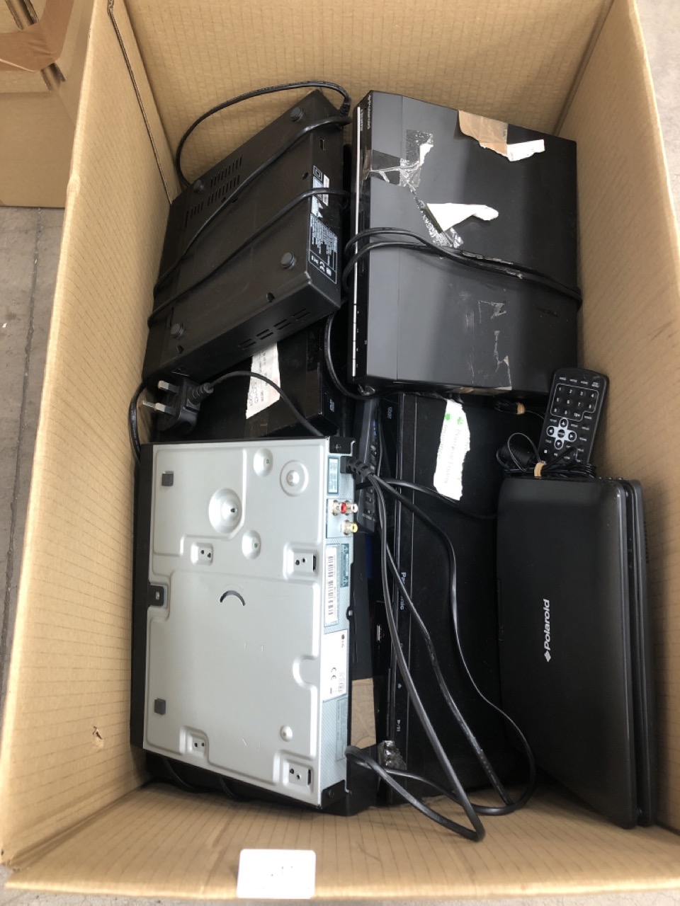 QUANTITY OF ASSORTED DVD PLAYERS TO INCLUDE POLAROID 9" PORTABLE DVD PLAYER: LOCATION - RIGHT REAR TABLES(COLLECTION OR OPTIONAL DELIVERY AVAILABLE)