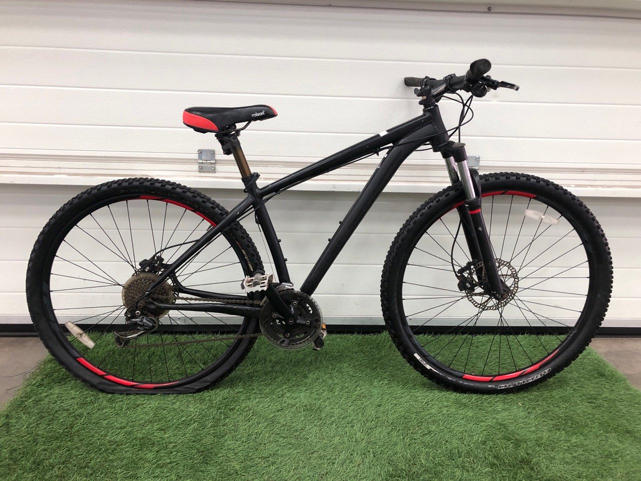 ROLSON ADULT MOUNTAIN BIKE SPEEDALISED GEARS: LOCATION - MIDDLE FLOOR(COLLECTION OR OPTIONAL DELIVERY AVAILABLE)