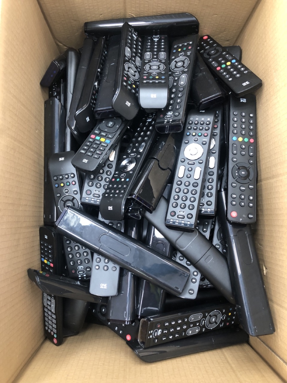 QUANTITY OF ASSORTED REMOTE CONTROLS TO INCLUDE ALL 4 ONE UNIVERSAL REMOTE: LOCATION - RIGHT REAR TABLES(COLLECTION OR OPTIONAL DELIVERY AVAILABLE)