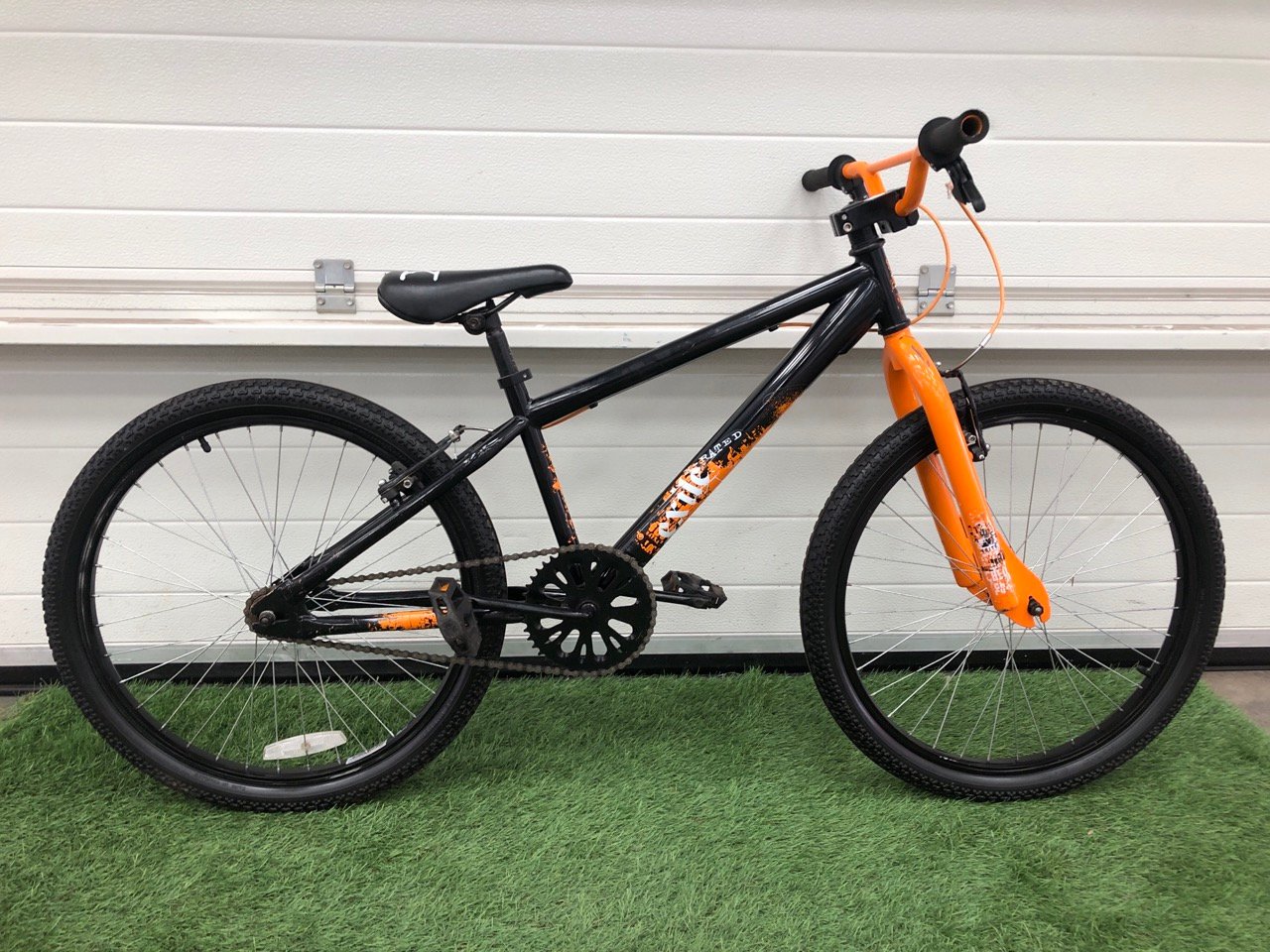 ADULTS XRATED EXILE MOUNTAIN BIKE: LOCATION - MIDDLE FLOOR(COLLECTION OR OPTIONAL DELIVERY AVAILABLE)