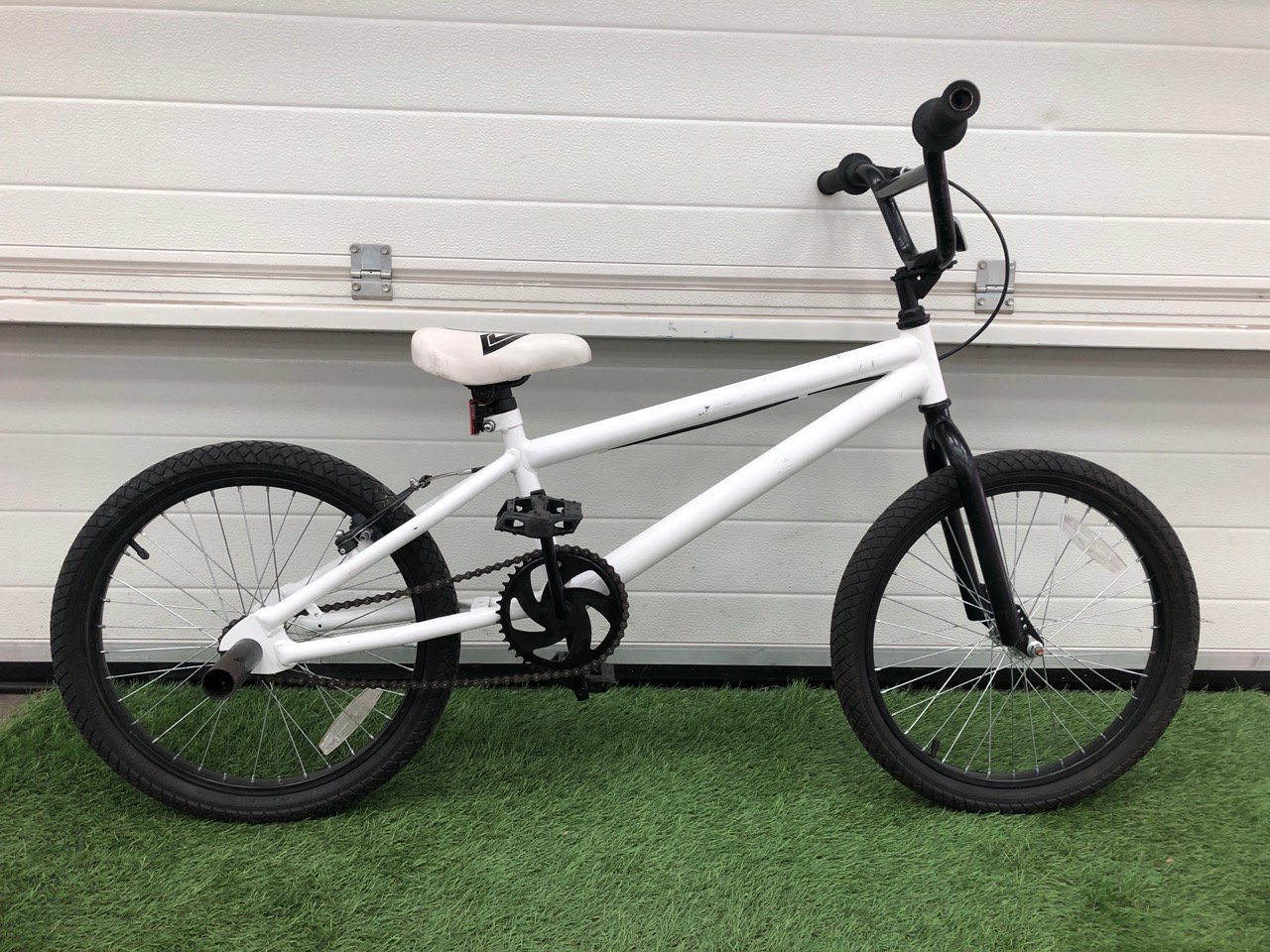 WHITE/BLACK BMX BIKE WITH REAR STUNT PEGS: LOCATION - MIDDLE FLOOR(COLLECTION OR OPTIONAL DELIVERY AVAILABLE)