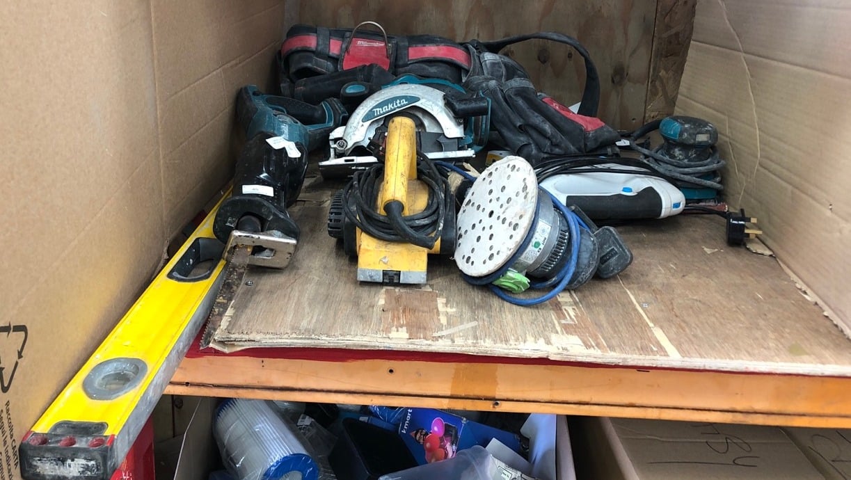 QUANTITY OF ASSORTED TOOLS TO INCLUDE MAKITA CIRCULAR SAW:: LOCATION - LEFT RACK(COLLECTION OR OPTIONAL DELIVERY AVAILABLE)