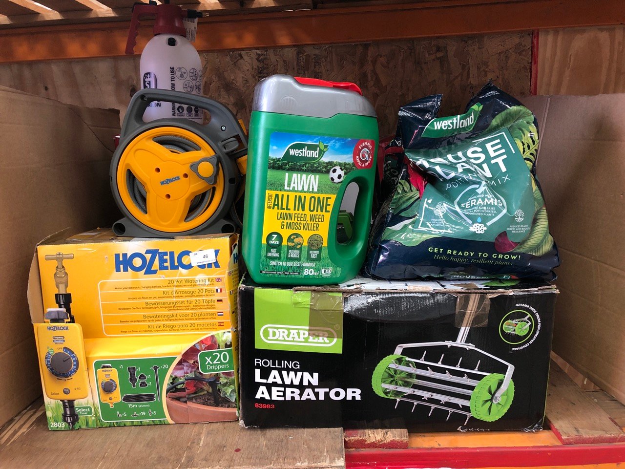 QUANTITY OF ASSORTED GARDEN ITEMS TO INCLUDE SPEAR & JACKSON 5L PRESSURE SPRAYER: LOCATION - LEFT RACK(COLLECTION OR OPTIONAL DELIVERY AVAILABLE)