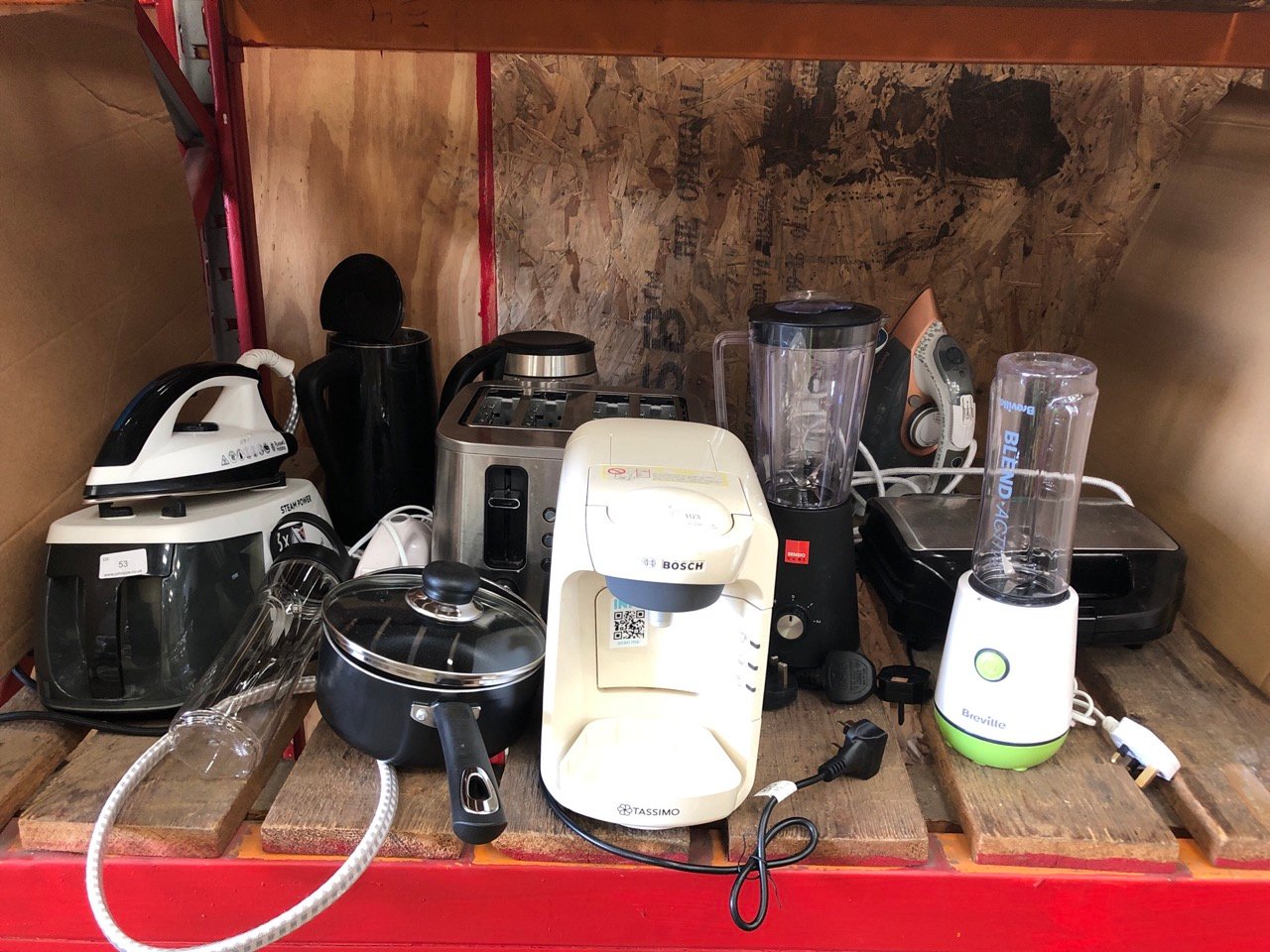 QUANTITY OF ASSORTED KITCHEN ITEMS TO INCLUDE BOSCH TASSIMO COFFEE MACHINE:: LOCATION - LEFT RACK(COLLECTION OR OPTIONAL DELIVERY AVAILABLE)