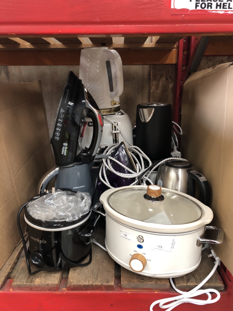 QUANTITY OF ASSORTED KITCHEN ITEMS TO INCLUDE SWAN CREAM SLOW COOKER:: LOCATION - LEFT RACK(COLLECTION OR OPTIONAL DELIVERY AVAILABLE)