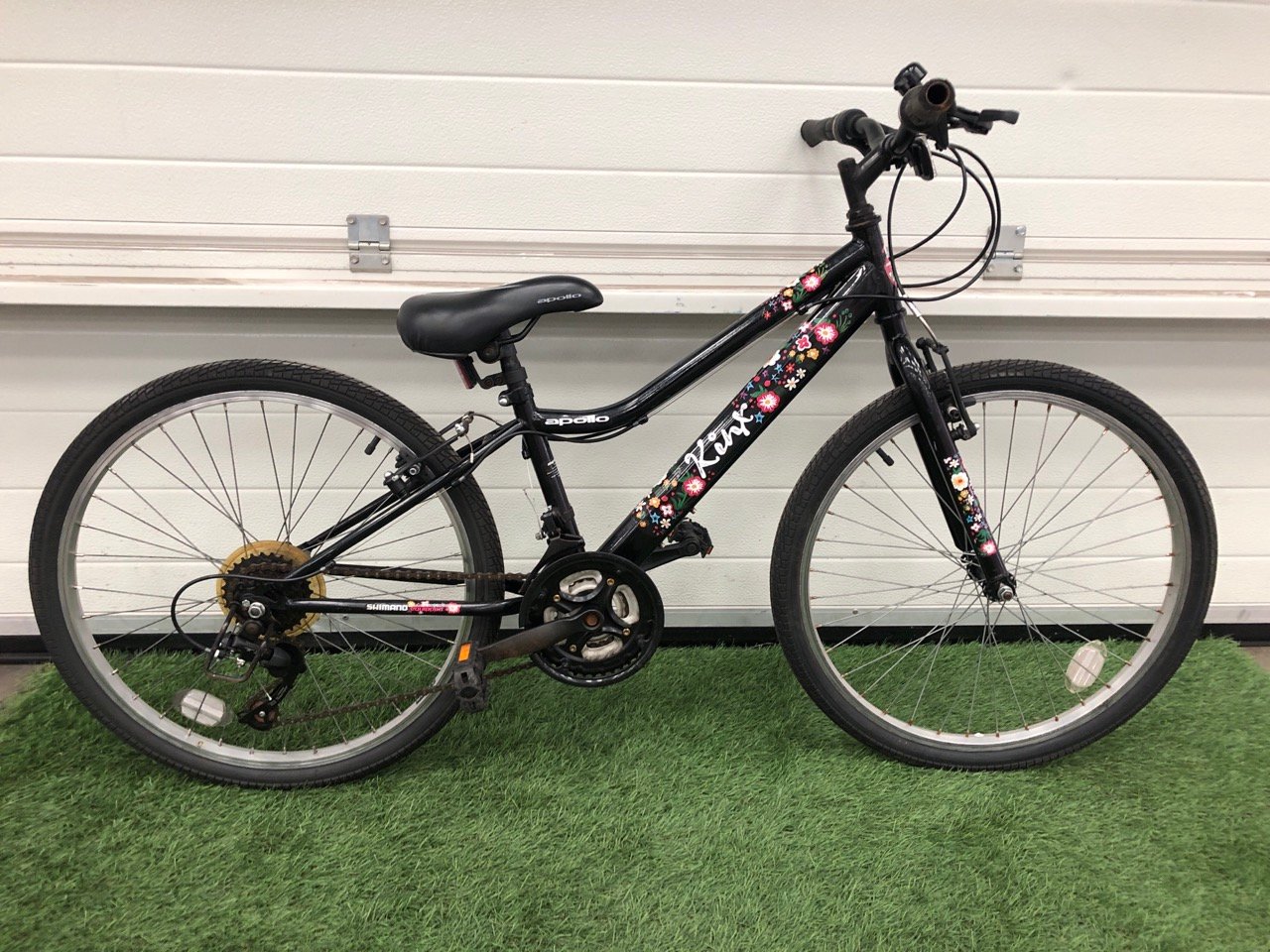 APOLLO KINX JUNIOR MOUNTAIN BIKE, 13” FRAME, 24” WHEELS, 15 SPEED GRIP SHIFT GEARS. : LOCATION - MIDDLE FLOOR(COLLECTION OR OPTIONAL DELIVERY AVAILABLE)