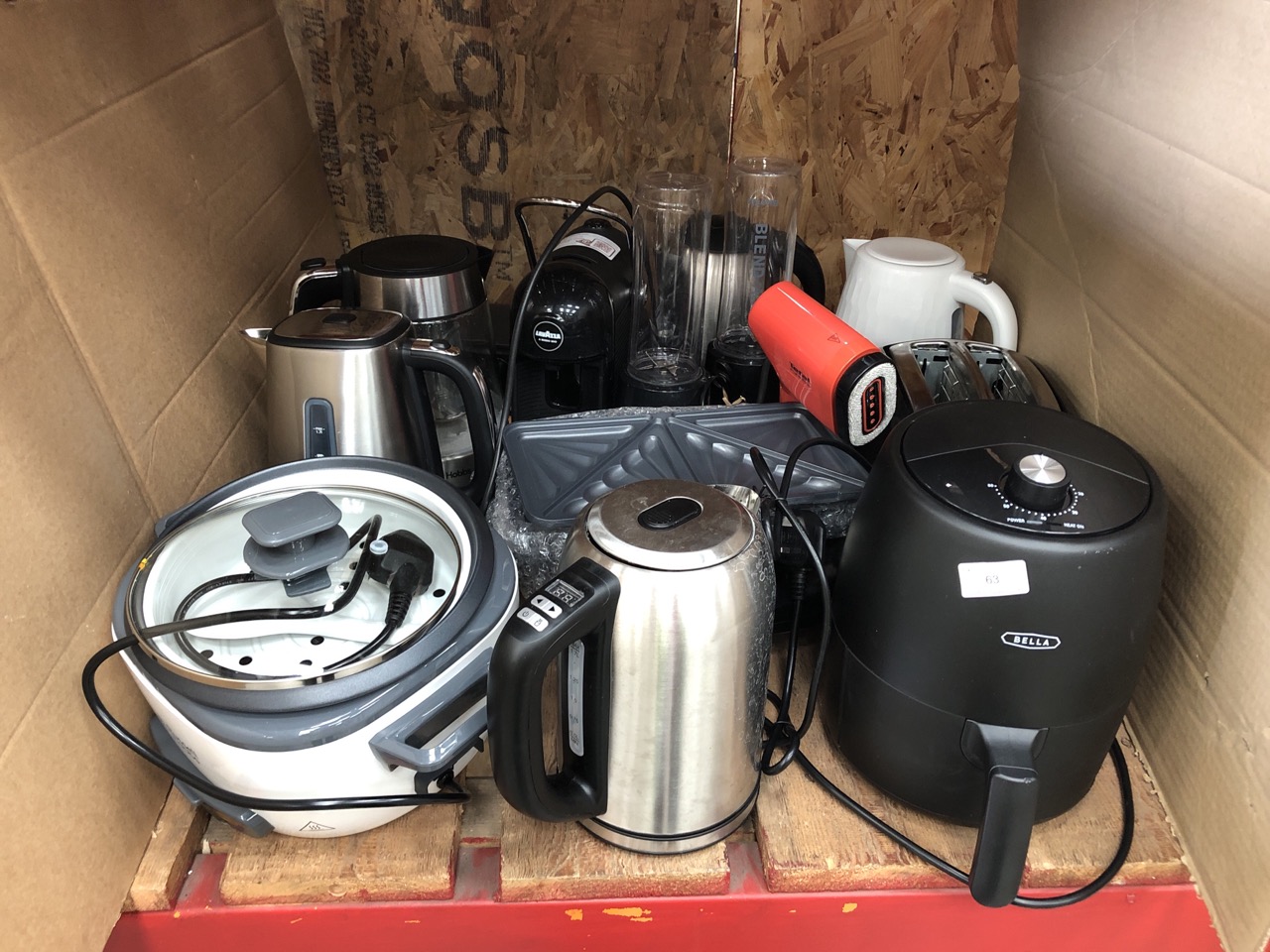 QUANTITY OF ASSORTED KITCHEN ITEMS TO INCLUDE BELLA MINI AIR FRYER: LOCATION - LEFT RACK(COLLECTION OR OPTIONAL DELIVERY AVAILABLE)