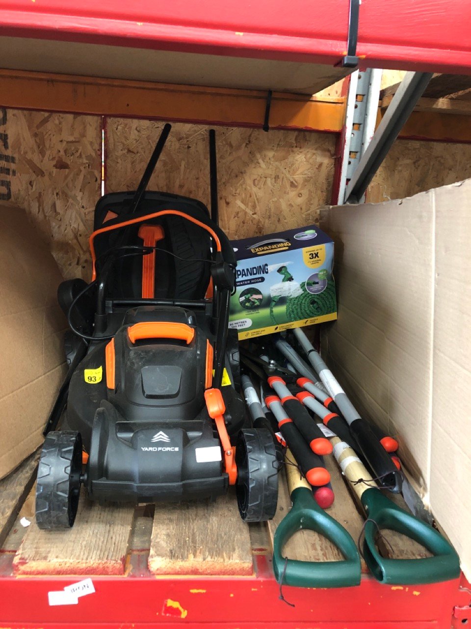 QUANTITY OF GARDENING ITEMS TO INCLUDE YARD FORCE LAWN MOWER: LOCATION - LEFT RACK(COLLECTION OR OPTIONAL DELIVERY AVAILABLE)