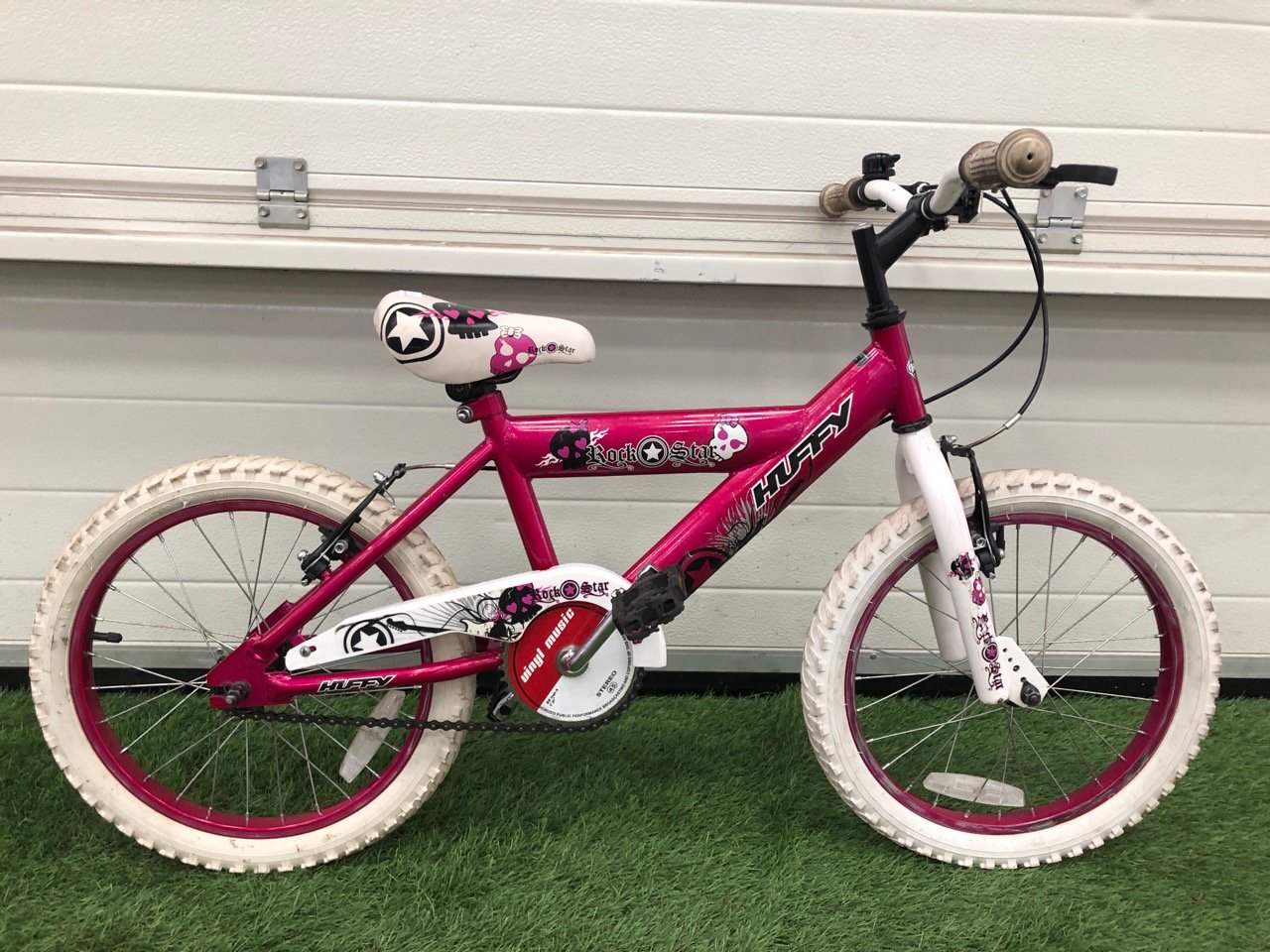 HUFFY ROCKSTAR GIRLS’ BIKE, 12” FRAME, 20” WHEELS, SINGLE SPEED. : LOCATION - MIDDLE FLOOR(COLLECTION OR OPTIONAL DELIVERY AVAILABLE)