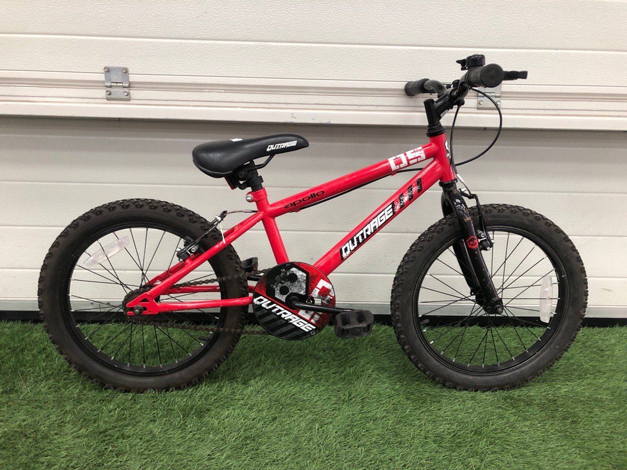 APOLLO OUTRAGE KIDS’ BIKE, 9” FRAME, 18” WHEELS, SINGLE SPEED. : LOCATION - MIDDLE FLOOR(COLLECTION OR OPTIONAL DELIVERY AVAILABLE)