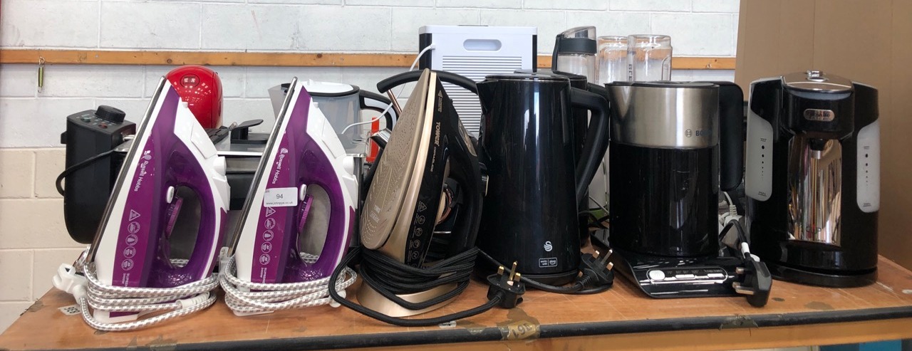 QUANTITY OF ASSORTED KITCHEN ITEMS TO INCLUDE RUSSELL HOBBS SUPREME STEAM 2400W: LOCATION - REAR LEFT TABLES(COLLECTION OR OPTIONAL DELIVERY AVAILABLE)