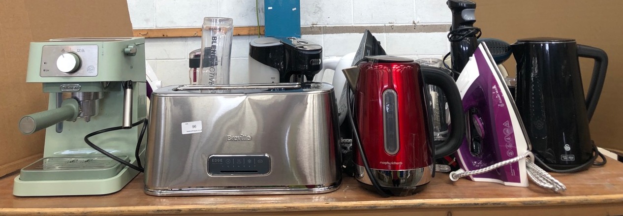 QUANTITY OF ASSORTED KITCHEN ITEMS TO INCLUDE BREVILLE 4 SLICE TOASTER: LOCATION - REAR LEFT TABLES(COLLECTION OR OPTIONAL DELIVERY AVAILABLE)