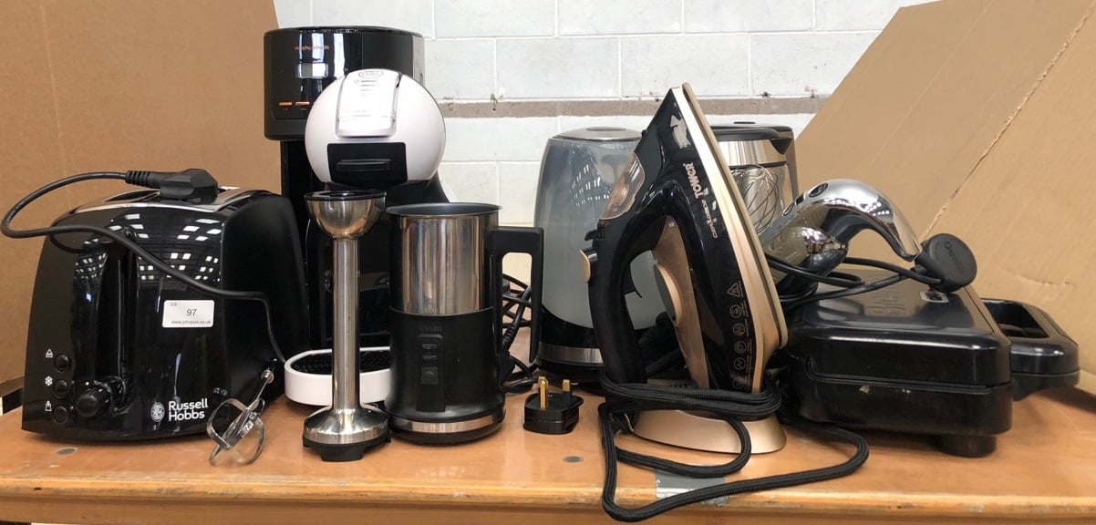 QUANTITY OF ASSORTED KITCHEN ITEMS TO INCLUDE NESCAFE DOLCE GUSTO COFFEE MACHINE: LOCATION - REAR LEFT TABLES(COLLECTION OR OPTIONAL DELIVERY AVAILABLE)