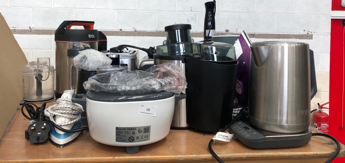 QUANTITY OF ASSORTED KITCHEN ITEMS TO INCLUDE RUSSELL HOBBS RICE COOKER: LOCATION - REAR LEFT TABLES(COLLECTION OR OPTIONAL DELIVERY AVAILABLE)