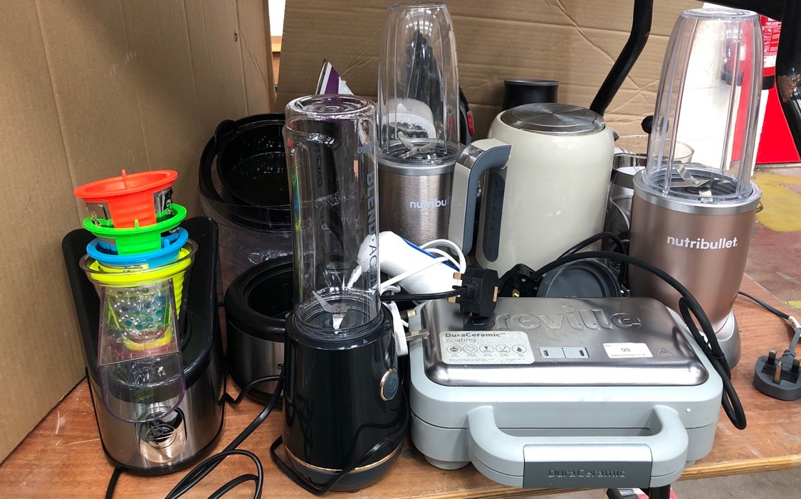 QUANTITY OF ASSORTED KITCHEN ITEMS TO INCLUDE BREVILLE TOASTY MAKER: LOCATION - REAR LEFT TABLES(COLLECTION OR OPTIONAL DELIVERY AVAILABLE)