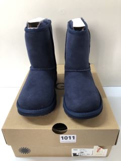 UGG KIDS CLASSIC II NAVY BOOTS - SIZE 13 (239481)