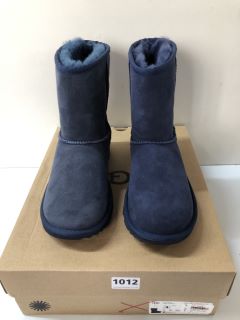 UGG KIDS CLASSIC II NAVY BOOTS - SIZE 4 (239481)