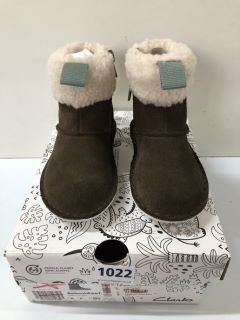 CLARKS CHILDREN'S BANBROOK WARM BOOTS - SIZE 6 (239481)