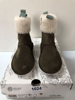 CLARKS CHILDREN'S BANBROOK WARM BOOTS - SIZE 10.5 (239481)