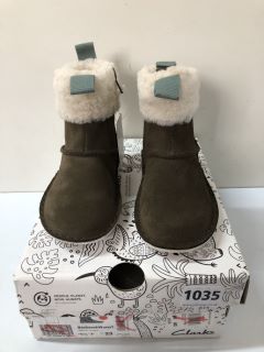 CLARKS BANBROOK WARMT WALNUT SUEDE CHILDREN'S BOOTS - SIZE: 6 1/2 (630185)