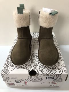 CLARKS BANBROOK WARMK WALNUT SUEDE CHILDREN'S BOOTS - SIZE: 12 (630185)