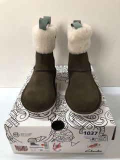 CLARKS BANBROOK WARMK WALNUT SUEDE CHILDREN'S BOOTS - SIZE: 13 1/2 (630185)