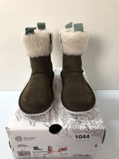 CLARKS BANBROOK WARMK WALNUT SUEDE CHILDREN'S BOOTS - SIZE: 9 1/2 (630185)