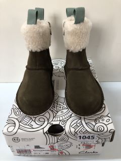 CLARKS BANBROOK WARMK WALNUT SUEDE CHILDREN'S BOOTS - SIZE: 8 1/2 (630185)