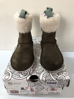 CLARKS BANBROOK WARMK WALNUT SUEDE CHILDREN'S BOOTS - SIZE: 8 (630185)