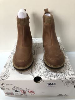 CLARKS PRAGUE TOP K LIGHT TAN BOOTS - SIZE: 1 (630185)