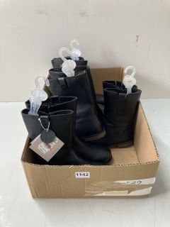 BOX OF ASSORTED FOOTWEAR (612344)