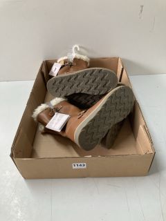 BOX OF ASSORTED FOOTWEAR (612344)