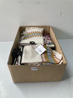 BOX OF ASSORTED SCARFS (629433)