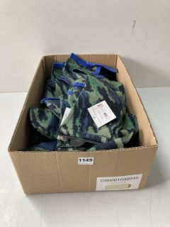 BOX OF JOHN LEWIS CAMO HAT,GLOVES & SCARF SET (629433)