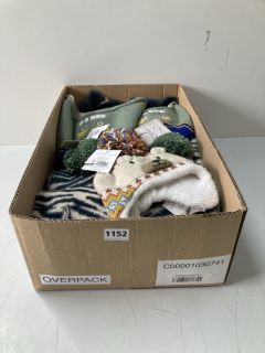 BOX OF ASSORTED HATS/GLOVES/SCARFS (629433)