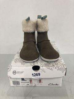 CLARKS BAMBROOK WARM WALNUT SUEDE CHILDREN'S BOOTS - SIZE 11 F (639761)