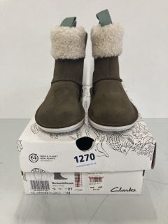 CLARKS BAMBROOK WARM WALNUT SUEDE CHILDREN'S BOOTS - SIZE 9 F (639761)