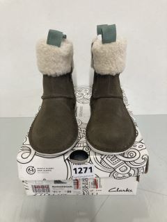 CLARKS BAMBROOK WARM WALNUT SUEDE CHILDREN'S BOOTS - SIZE 8.5 F (639761)