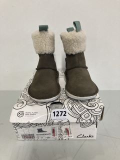 CLARKS BAMBROOK WARM WALNUT SUEDE CHILDREN'S BOOTS - SIZE 8 F (639761)