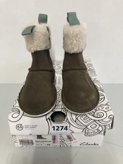 CLARKS BAMBROOK WARM WALNUT SUEDE CHILDREN'S BOOTS - SIZE 7.5 F (639761)