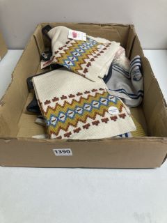 BOX OF HATS & SCARFS (629678)