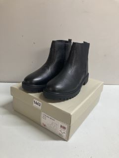 CLARKS CHELSEA BLACK BOOTS - SIZE: 7 (636824)