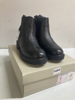 CLARKS CHELSEA BLACK BOOTS - SIZE: 6 (636824)