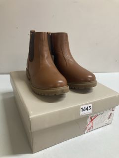 CLARKS CHELSEA TAN BOOTS - SIZE: 2 (636824)