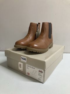 CLARKS CHELSEA TAN BOOTS - SIZE: 2 (636824)