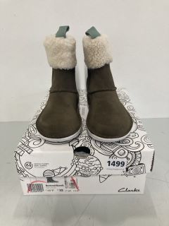 CLARKS BANBROOK WARM CHILDREN'S WALNUT SUEDE - SIZE 13 F (629162)