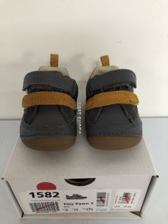 CLARKS TINY FAWN T CHILDREN'S GREY SHOES - SIZE: 2 (619698)