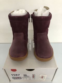 CLARKS FLASH CLOUDY T CHILDREN'S BERRY LEATHER BOOTS - SIZE: 5 1/2 (619357)