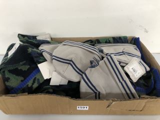 BOX OF HATS & SCARFS (619357)